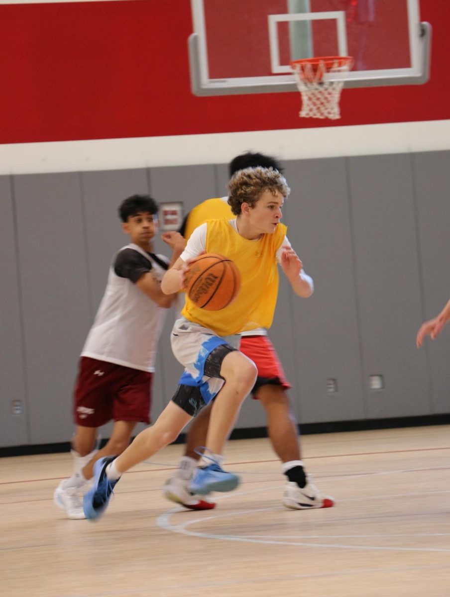 James Everett ‘29 dribbles down the court.