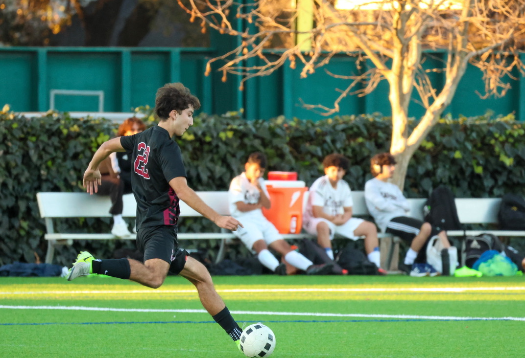 Gio Alfredo Cortez '27 passes the ball.
