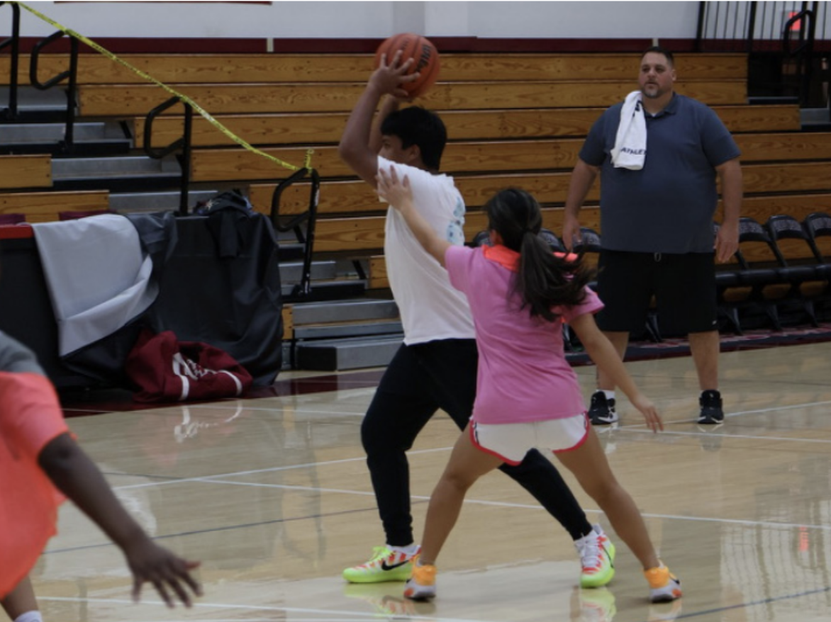 Braeden Palihapitiya ‘27 passes the ball in scout team scrimmage.
